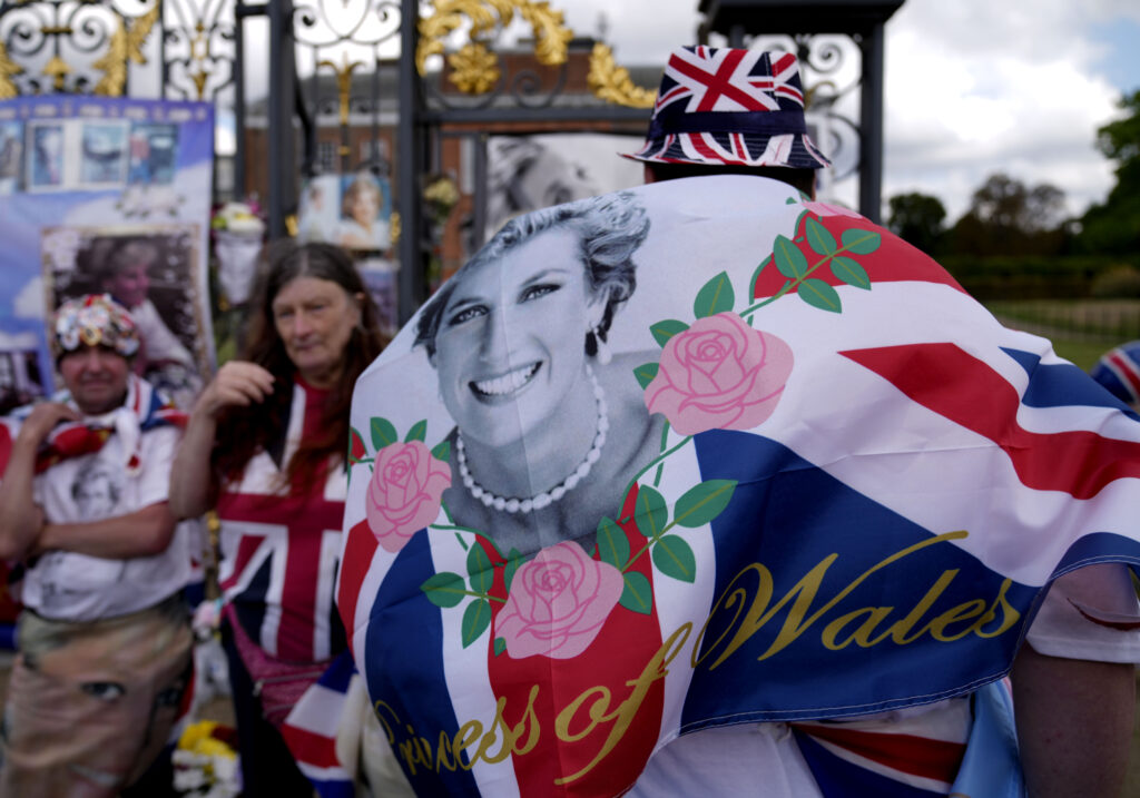 Diana's Fans rally to sign her 25th Death Anniversary