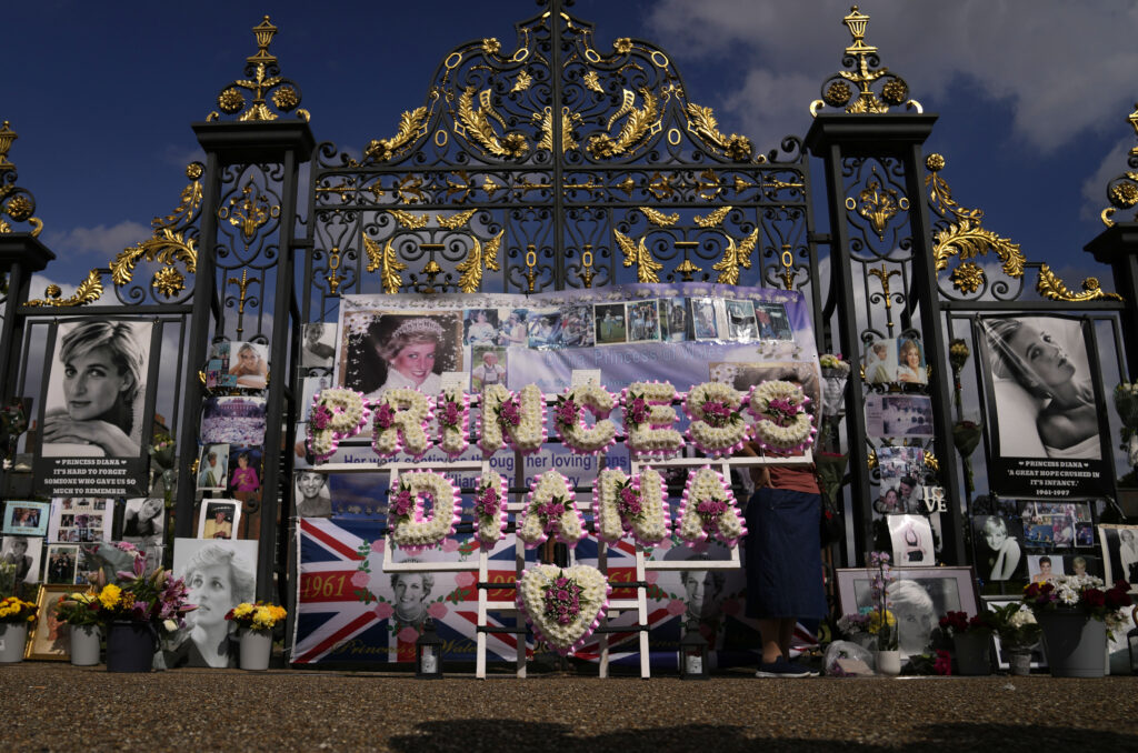 Diana's Fans rally to sign her 25th Death Anniversary