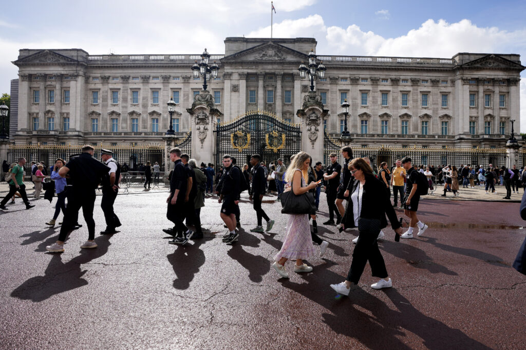 Queen Elizabeth: Crowd gathers, Buckingham Palace