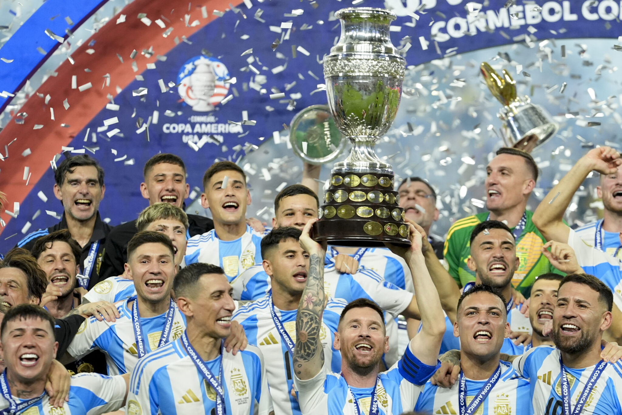 El lesionado Messi quedó fuera de las eliminatorias mundialistas de Argentina contra Chile y Colombia.