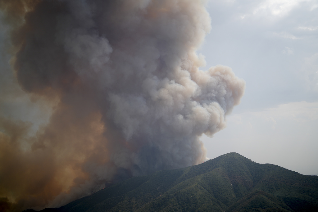 Wildfire Expands Near Los Angeles Amid Intense Heat