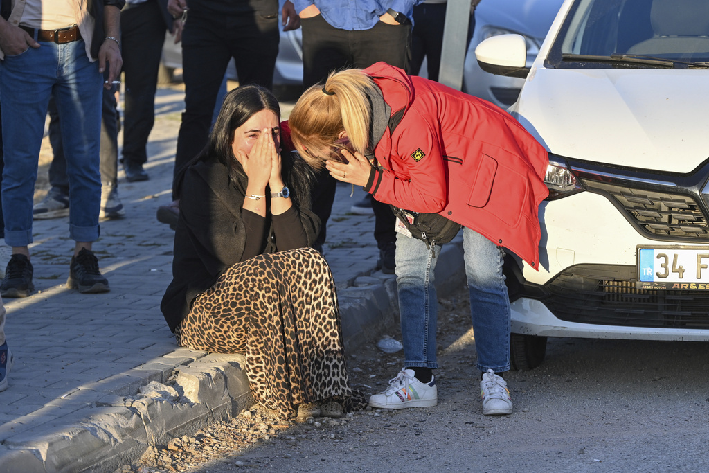 Explosives and Gunfire at Turkish Defense Facility Leave 5 Dead