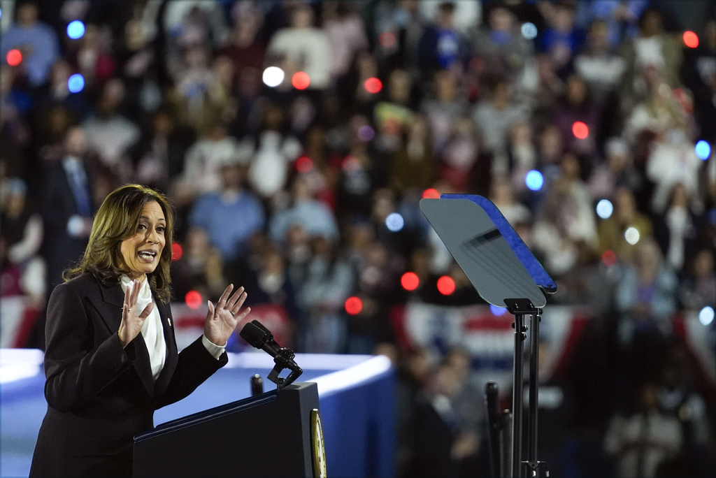 Harris Rallies Near White House, Rejects Trump’s Divisive Politics