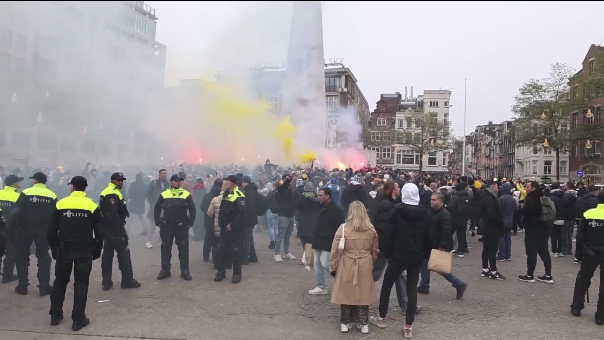 Clashes against Israeli football fans in Amsterdam; 5 injured, 62 arrested – NewsLooks