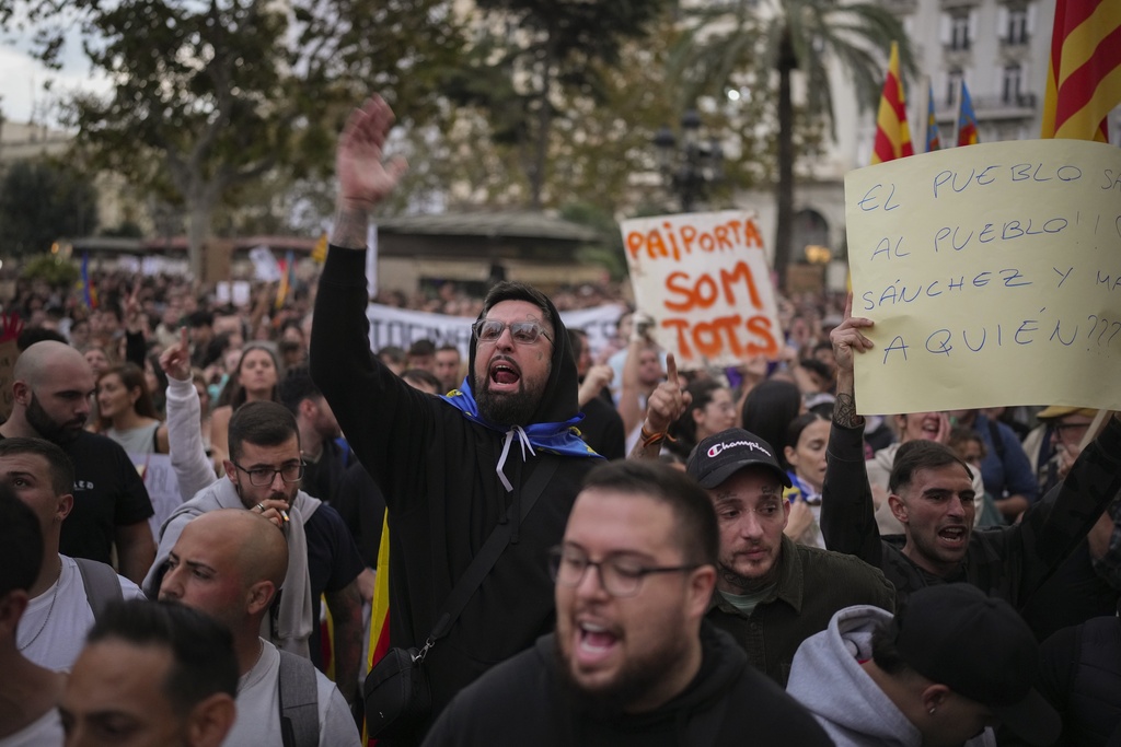 Thousands Demand Valencia Leader Resign After Floods