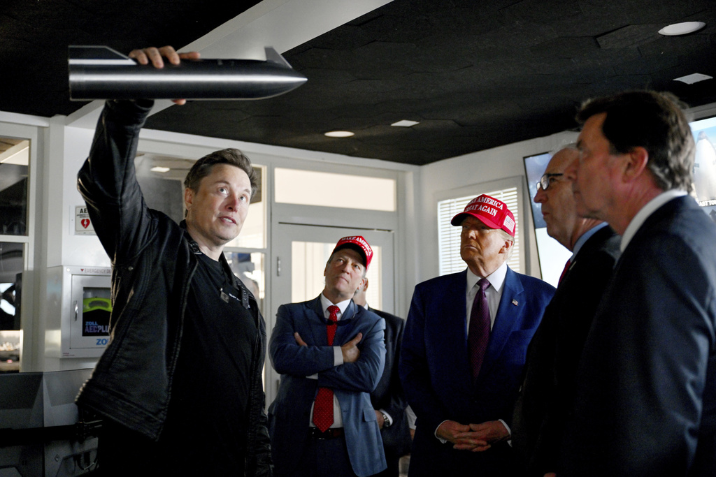 Musk Hosts Trump at SpaceX Launch: A Deepening Alliance