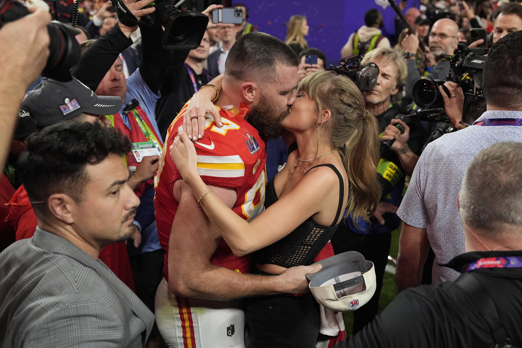 Taylor Swift Spends Black Friday Supporting Travis Kelce