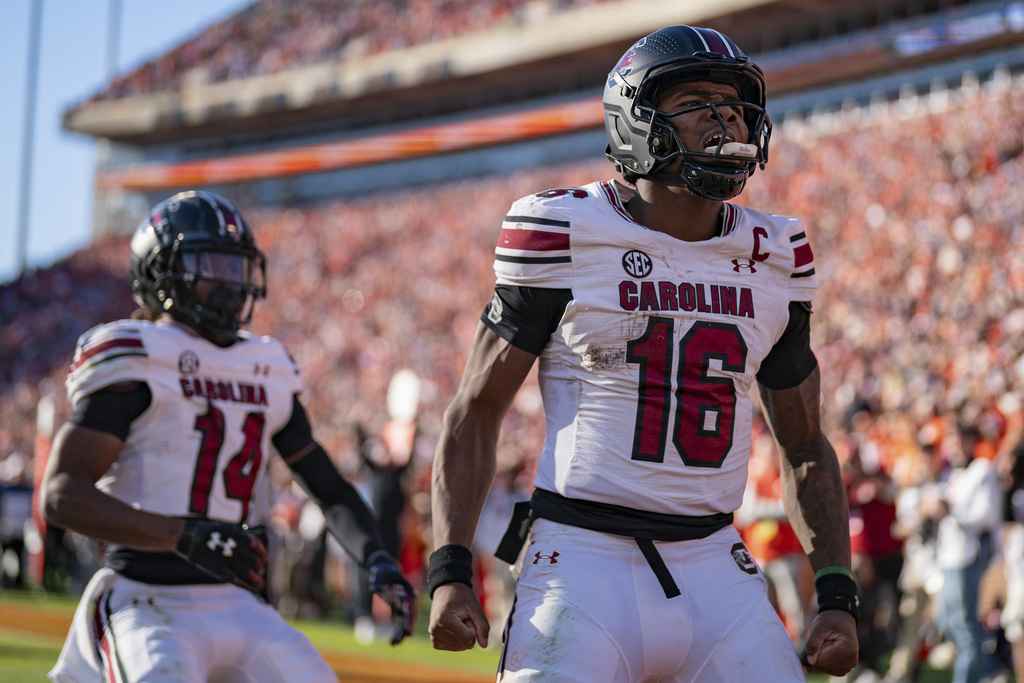 LaNorris Sellers Leads South Carolina to 17-14 Win