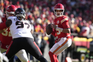 Chiefs Edge Texans as Mahomes Shines Despite Ankle Injury