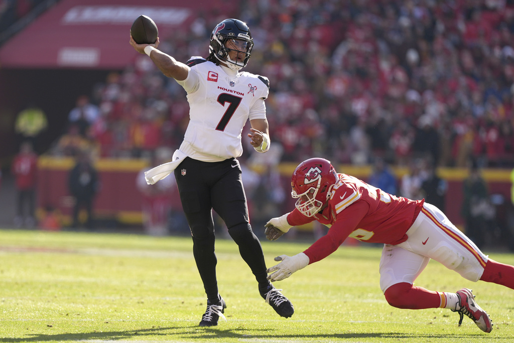 Chiefs Edge Texans as Mahomes Shines Despite Ankle Injury