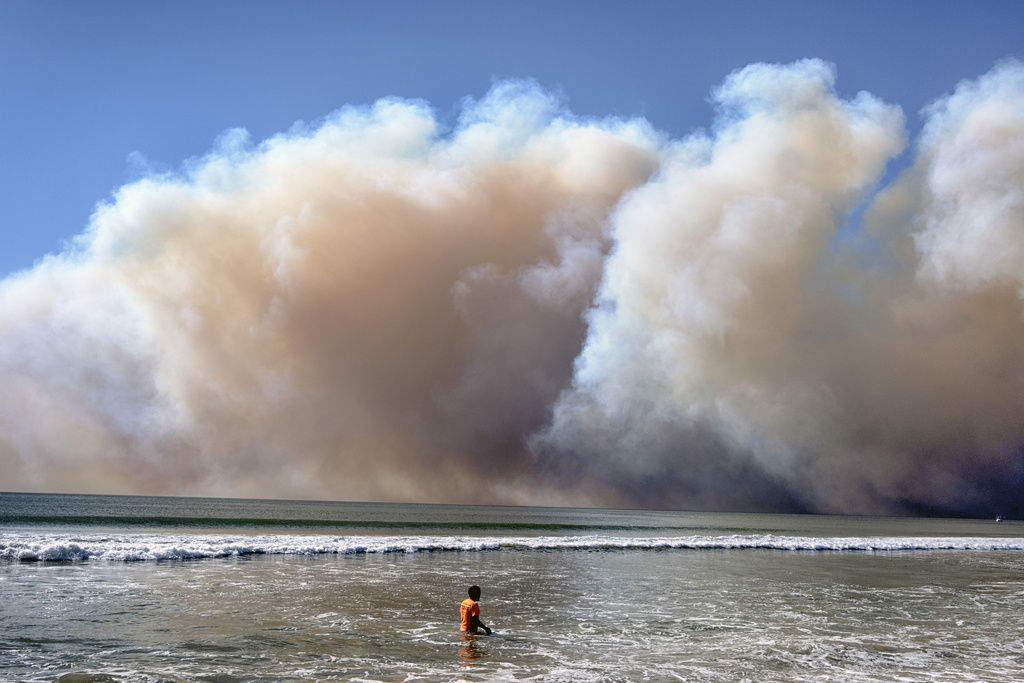 Wildfires Spread in LA Amid Fierce Santa Ana Winds