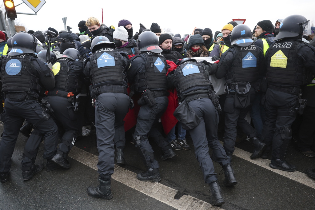 Protests Disrupt Far-Right AfD Convention Ahead of Election