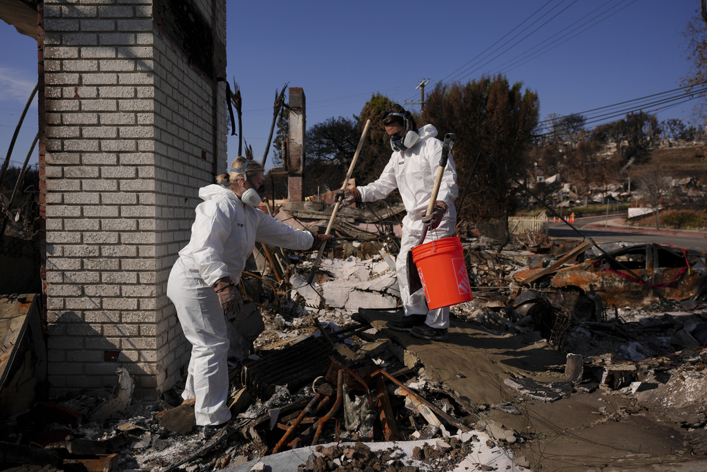 Residents Return to Pacific Palisades After Devastating Wildfires