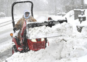 Powerful Snowstorm Slams Mid-Atlantic, Causes Travel Chaos