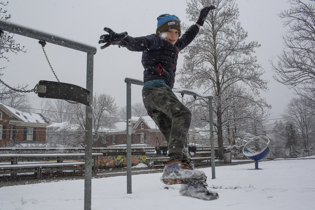 Powerful Snowstorm Slams Mid-Atlantic, Causes Travel Chaos