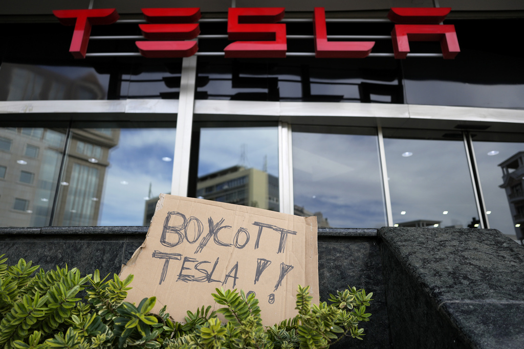 Tesla Stock Plunges as Musk’s Politics Alienate Buyers