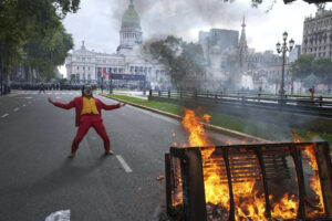 Police Use Tear Gas, Water Cannons as Protests Hit Buenos Aires