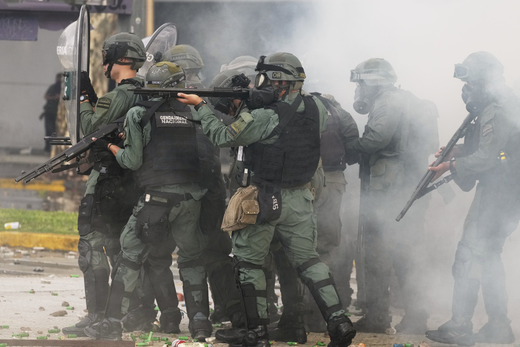 Police Use Tear Gas, Water Cannons as Protests Hit Buenos Aires