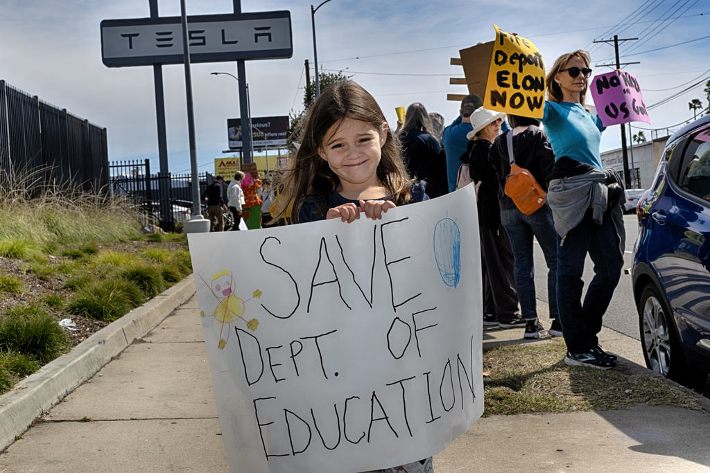 Trump Signs Order Targeting Education Department Closure